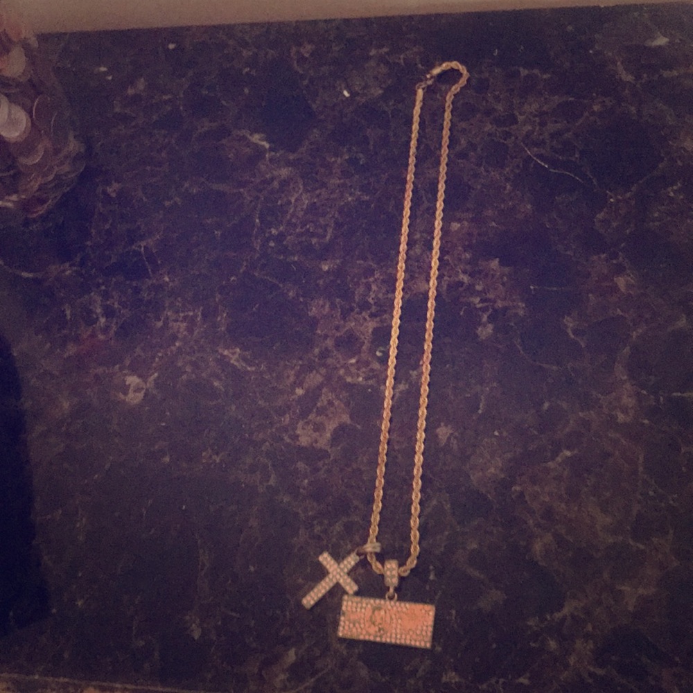 I’m selling a  15 karrot diamond necklaces